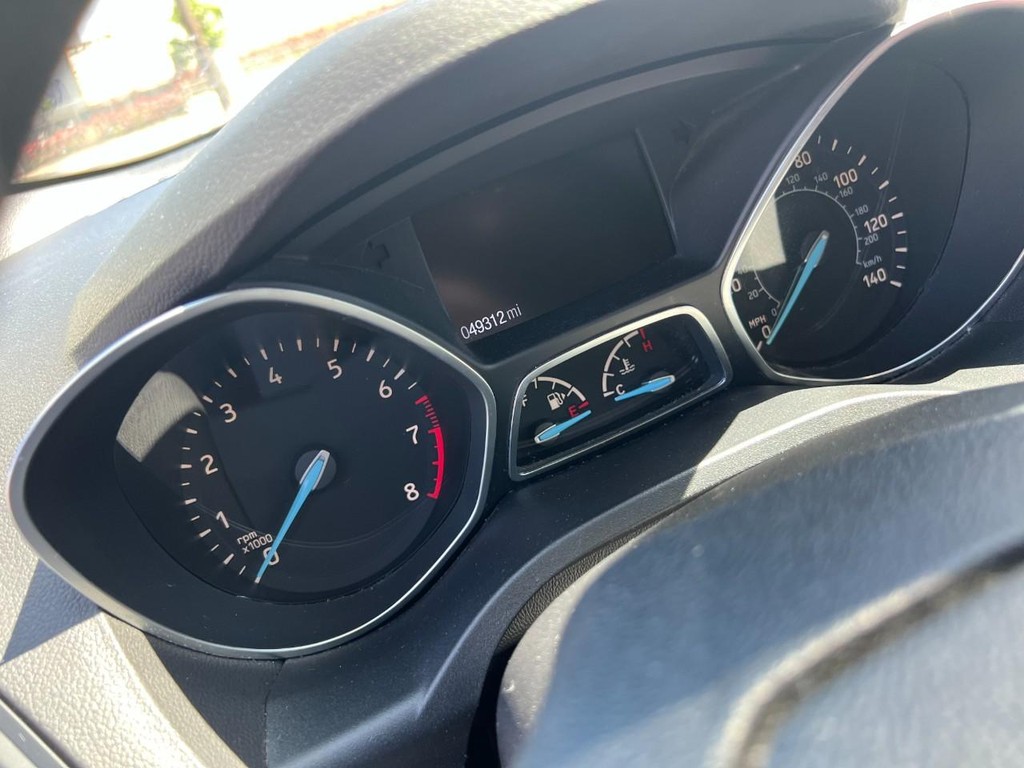Ford Escape Vehicle Full-screen Gallery Image 9