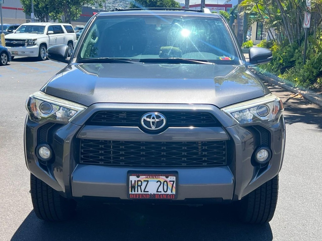 Toyota 4Runner Vehicle Full-screen Gallery Image 02