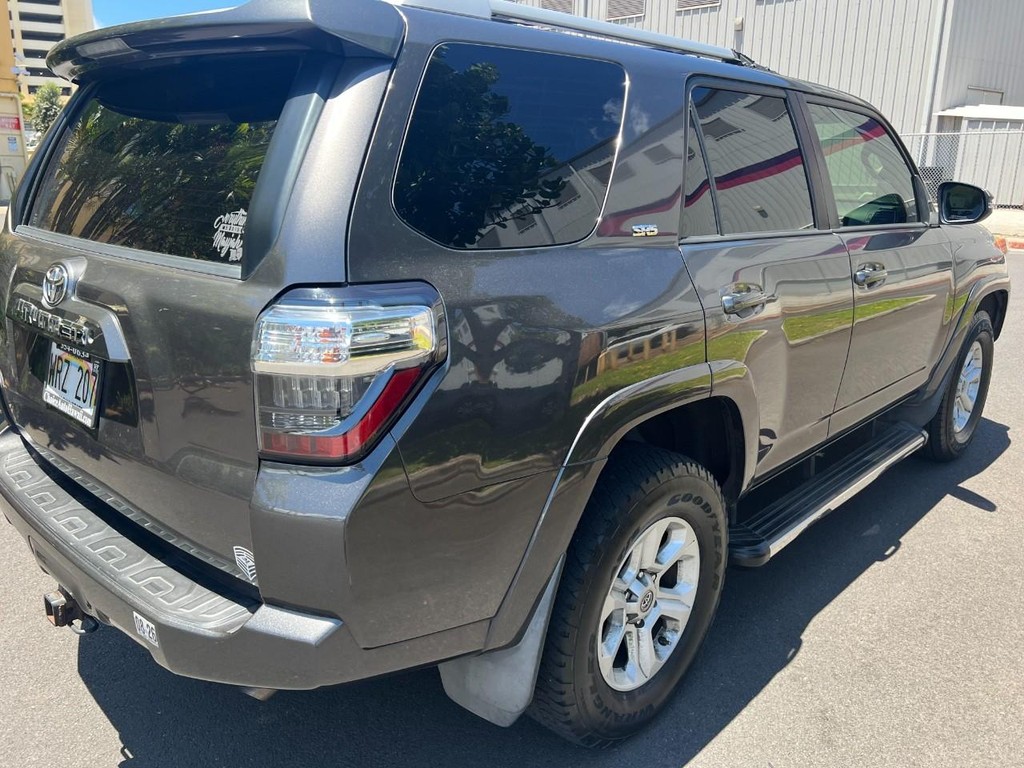 Toyota 4Runner Vehicle Full-screen Gallery Image 04