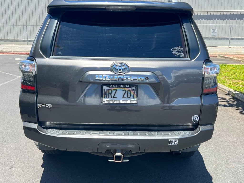 Toyota 4Runner Vehicle Full-screen Gallery Image 05