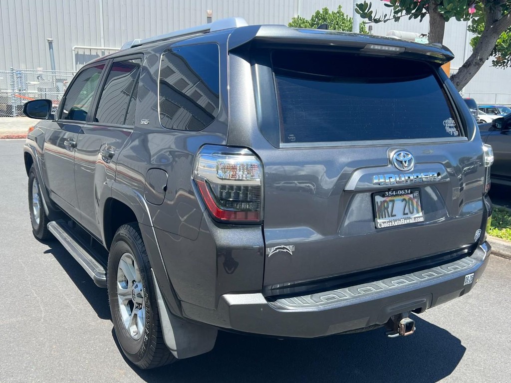 Toyota 4Runner Vehicle Full-screen Gallery Image 06