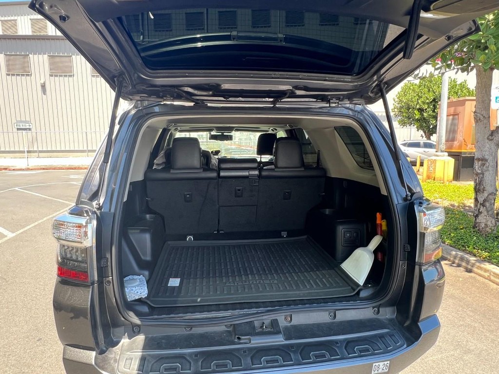 Toyota 4Runner Vehicle Full-screen Gallery Image 08