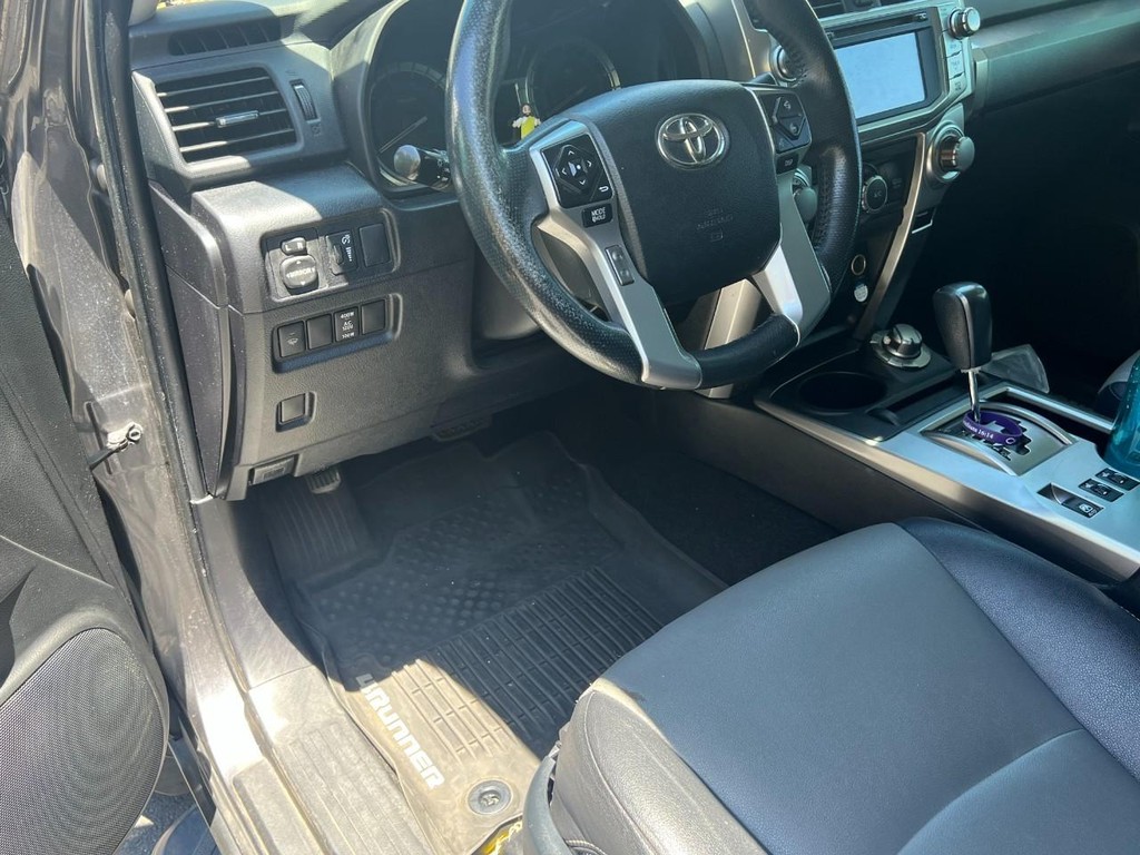 Toyota 4Runner Vehicle Full-screen Gallery Image 10