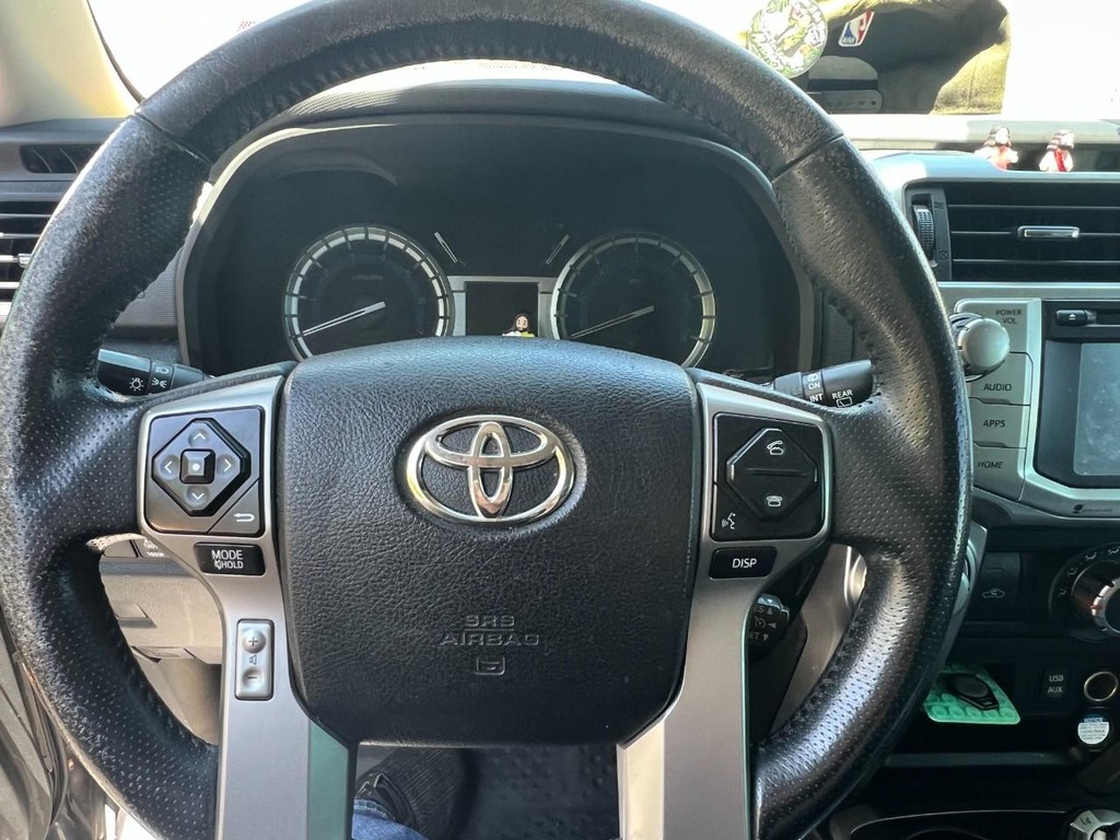 Toyota 4Runner Vehicle Full-screen Gallery Image 11