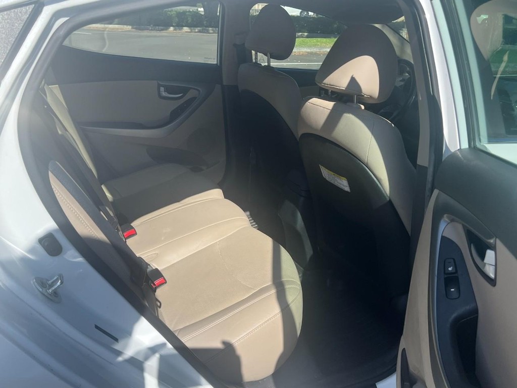 Hyundai Elantra Vehicle Full-screen Gallery Image 08