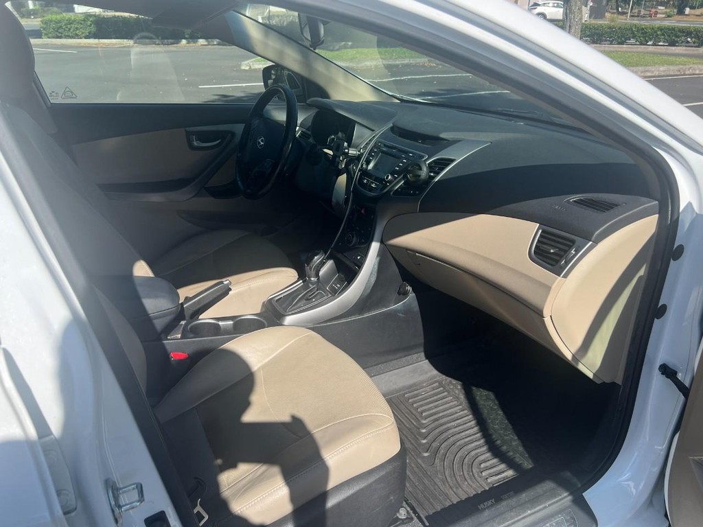 Hyundai Elantra Vehicle Full-screen Gallery Image 09