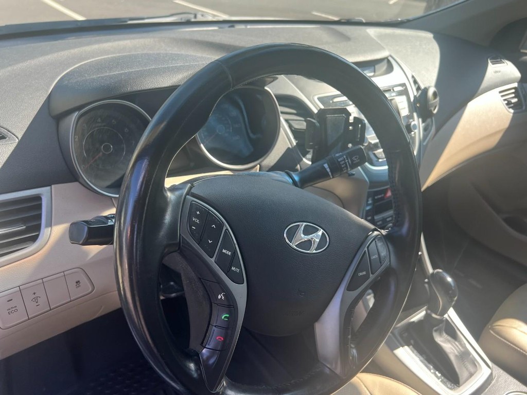 Hyundai Elantra Vehicle Full-screen Gallery Image 10