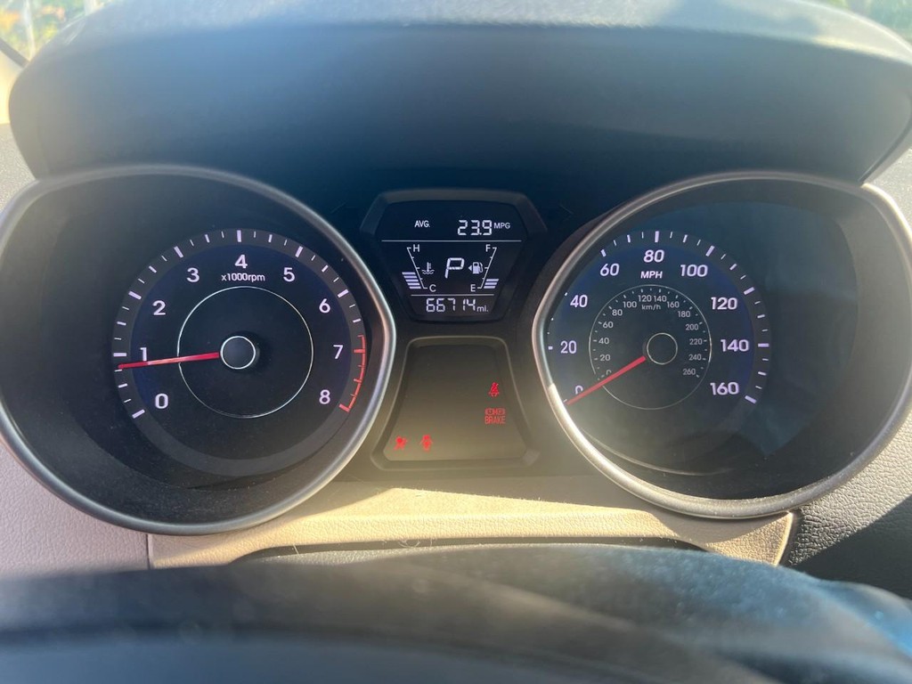 Hyundai Elantra Vehicle Full-screen Gallery Image 11