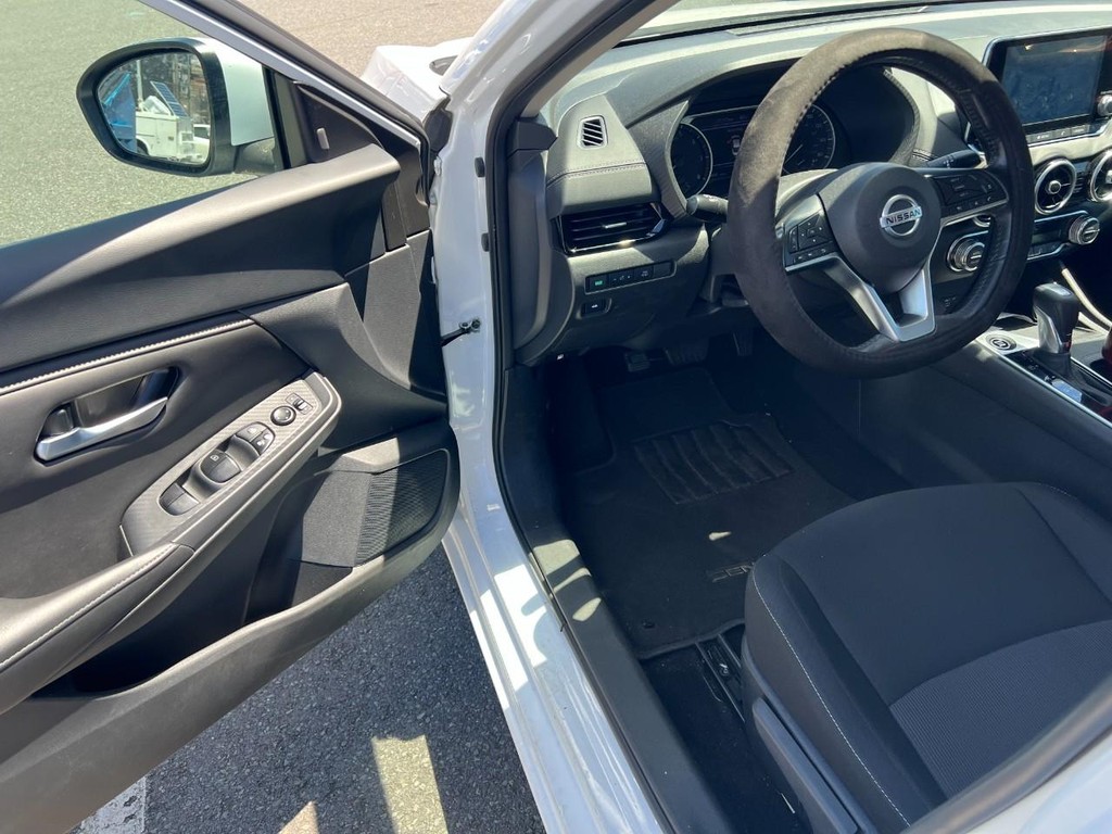Nissan Sentra Vehicle Full-screen Gallery Image 10