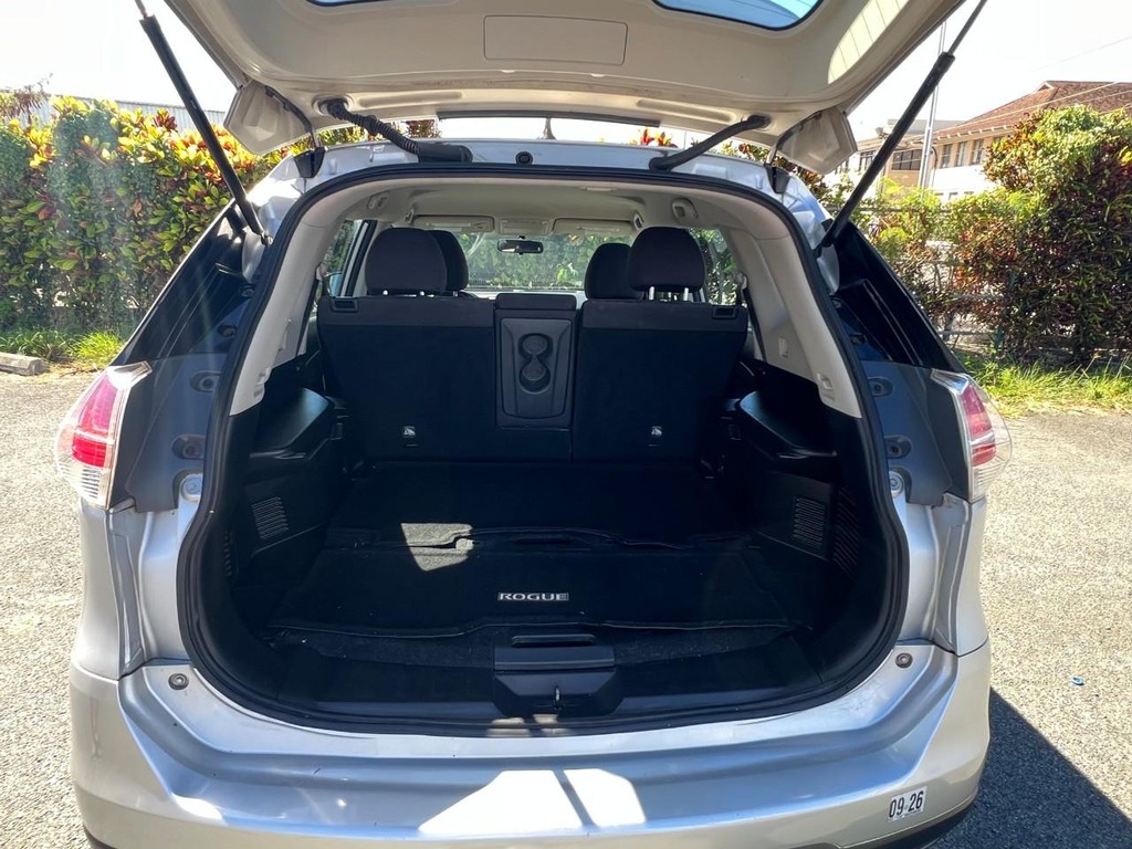 Nissan Rogue Vehicle Full-screen Gallery Image 12