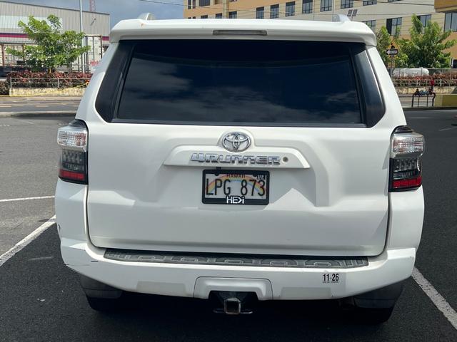 Toyota 4Runner Vehicle Full-screen Gallery Image 2