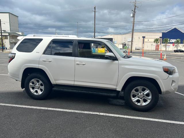 Toyota 4Runner Vehicle Full-screen Gallery Image 4