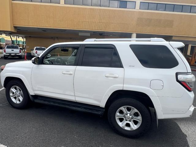 Toyota 4Runner Vehicle Full-screen Gallery Image 8