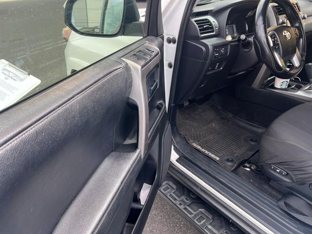 Toyota 4Runner Vehicle Full-screen Gallery Image 10