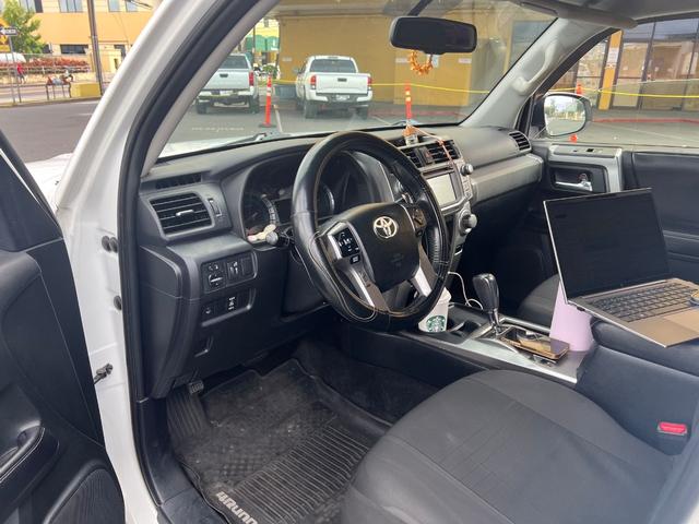 Toyota 4Runner Vehicle Full-screen Gallery Image 11