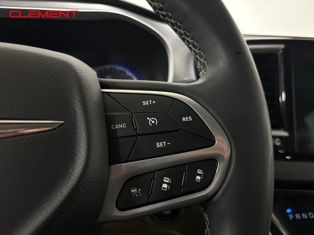 Chrysler Pacifica Vehicle Image 14