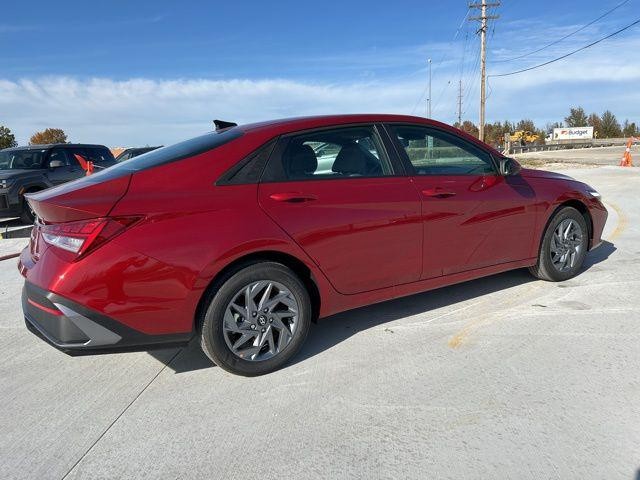 Hyundai Elantra Hybrid Vehicle Image 05