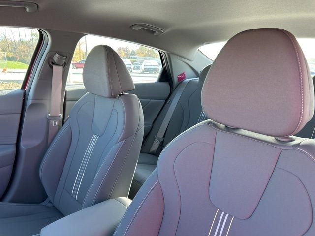 Hyundai Elantra Hybrid Vehicle Image 19
