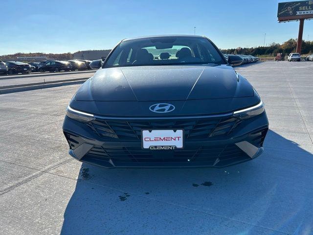 Hyundai Elantra Vehicle Image 02