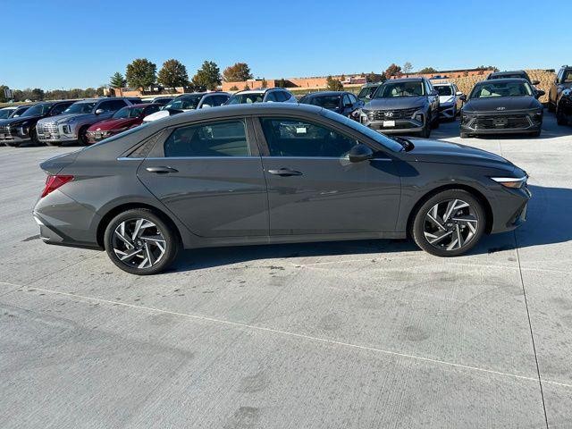 Hyundai Elantra Vehicle Image 04
