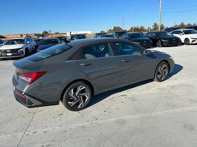 Hyundai Elantra Vehicle Image 05