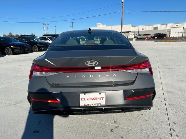 Hyundai Elantra Vehicle Image 06
