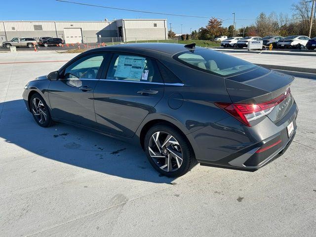 Hyundai Elantra Vehicle Image 07