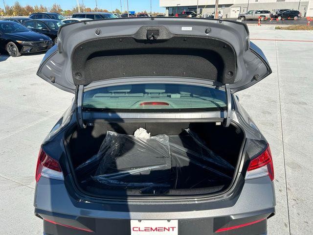 Hyundai Elantra Vehicle Image 08