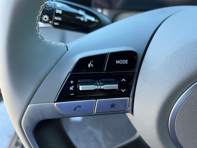 Hyundai Elantra Vehicle Image 11