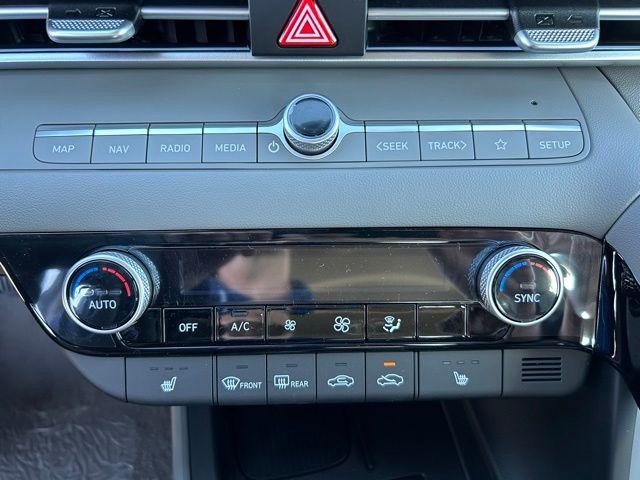 Hyundai Elantra Vehicle Image 16