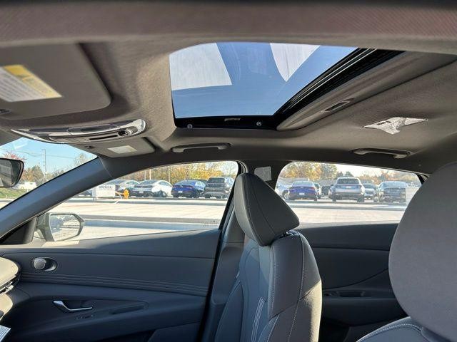 Hyundai Elantra Vehicle Image 19