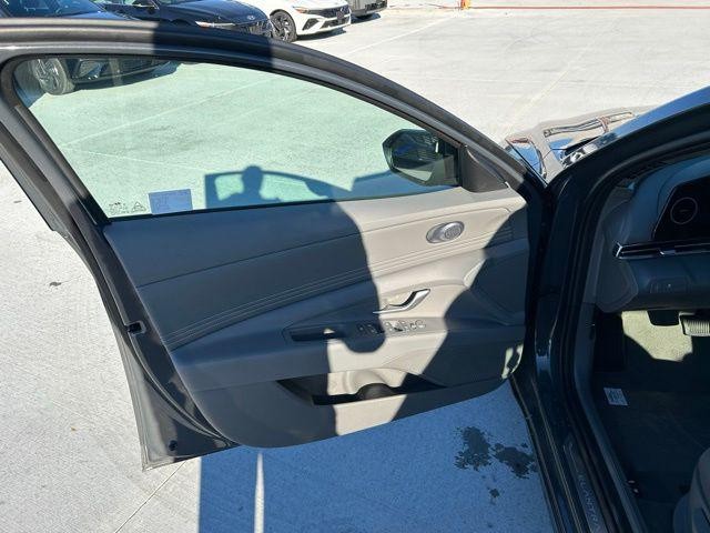 Hyundai Elantra Vehicle Image 20