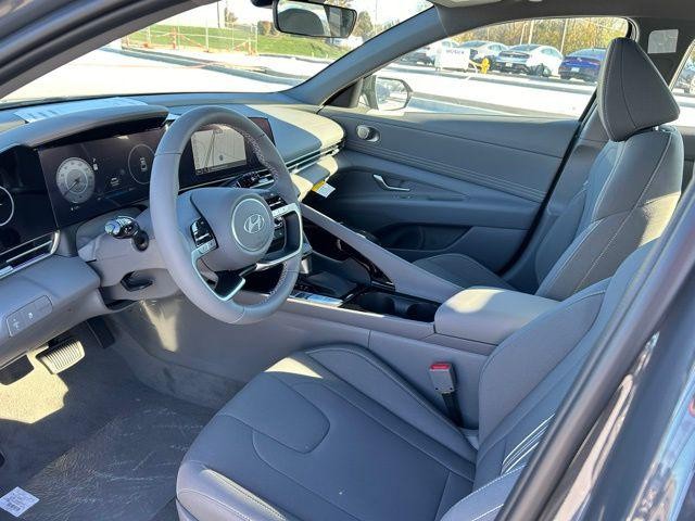 Hyundai Elantra Vehicle Image 21