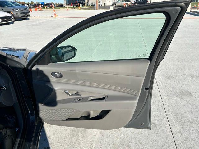 Hyundai Elantra Vehicle Image 23