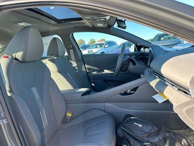 Hyundai Elantra Vehicle Image 24