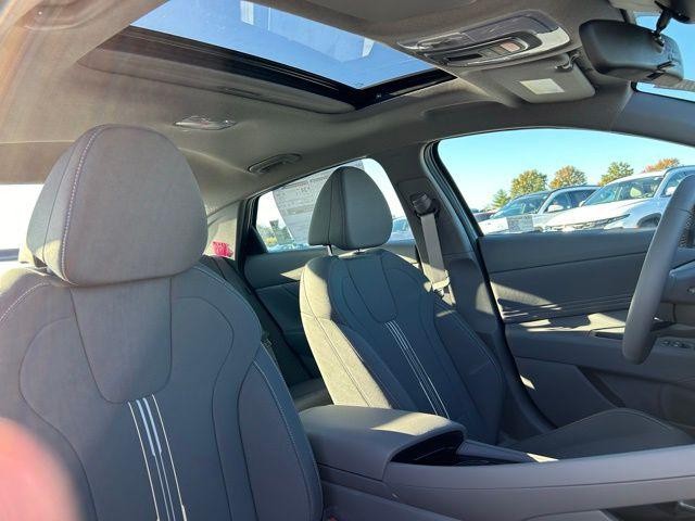 Hyundai Elantra Vehicle Image 25