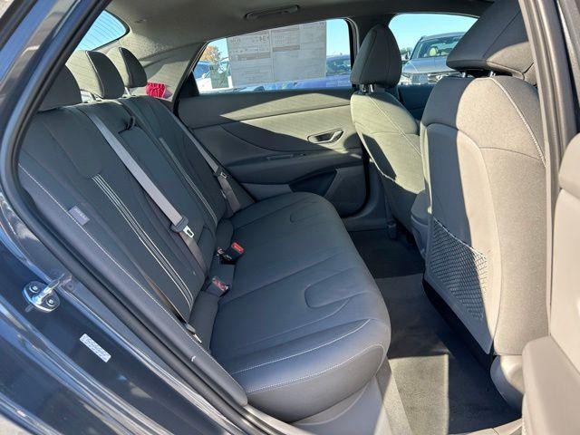 Hyundai Elantra Vehicle Image 26