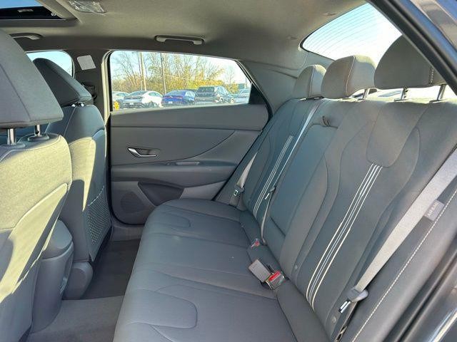 Hyundai Elantra Vehicle Image 28