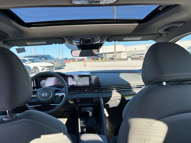 Hyundai Elantra Vehicle Image 30