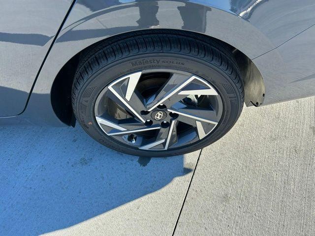Hyundai Elantra Vehicle Image 31