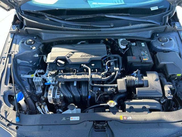 Hyundai Elantra Vehicle Image 32