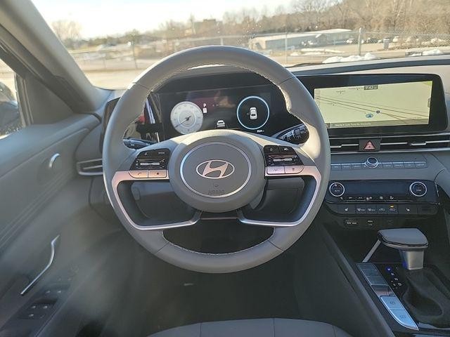 Hyundai Elantra Vehicle Image 09