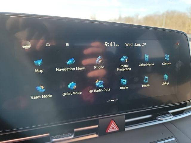 Hyundai Elantra Vehicle Image 17
