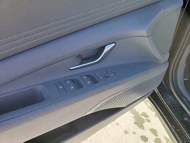 Hyundai Elantra Vehicle Image 22