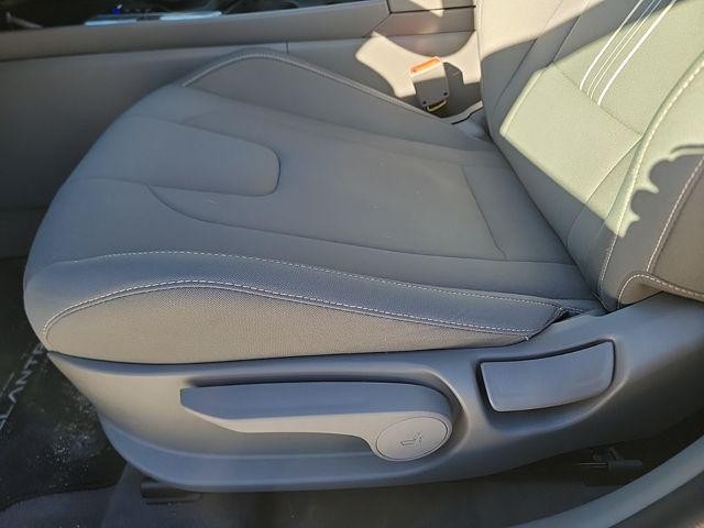 Hyundai Elantra Vehicle Image 23