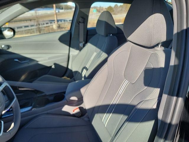 Hyundai Elantra Vehicle Image 24