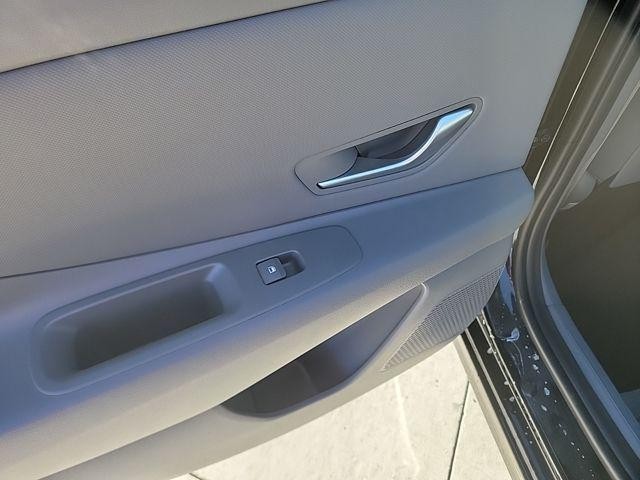 Hyundai Elantra Vehicle Image 25