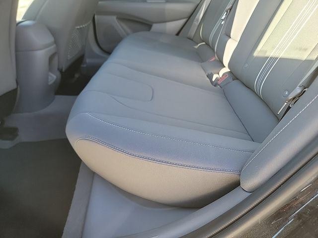 Hyundai Elantra Vehicle Image 26