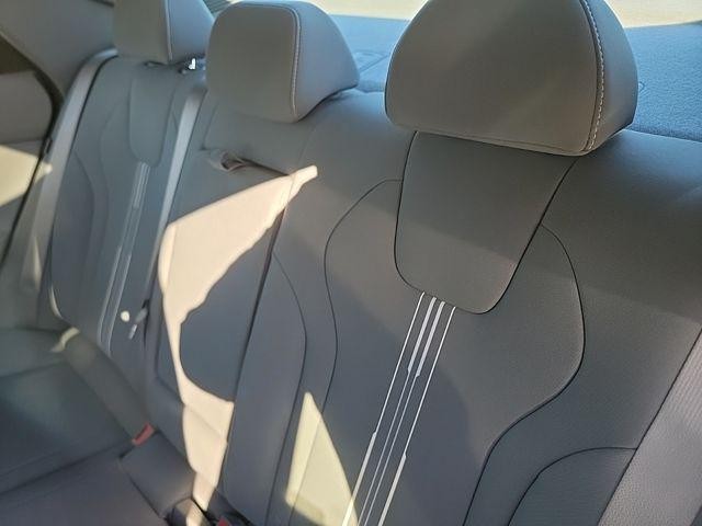 Hyundai Elantra Vehicle Image 27