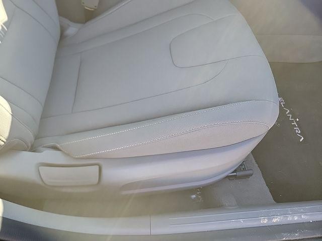 Hyundai Elantra Vehicle Image 28